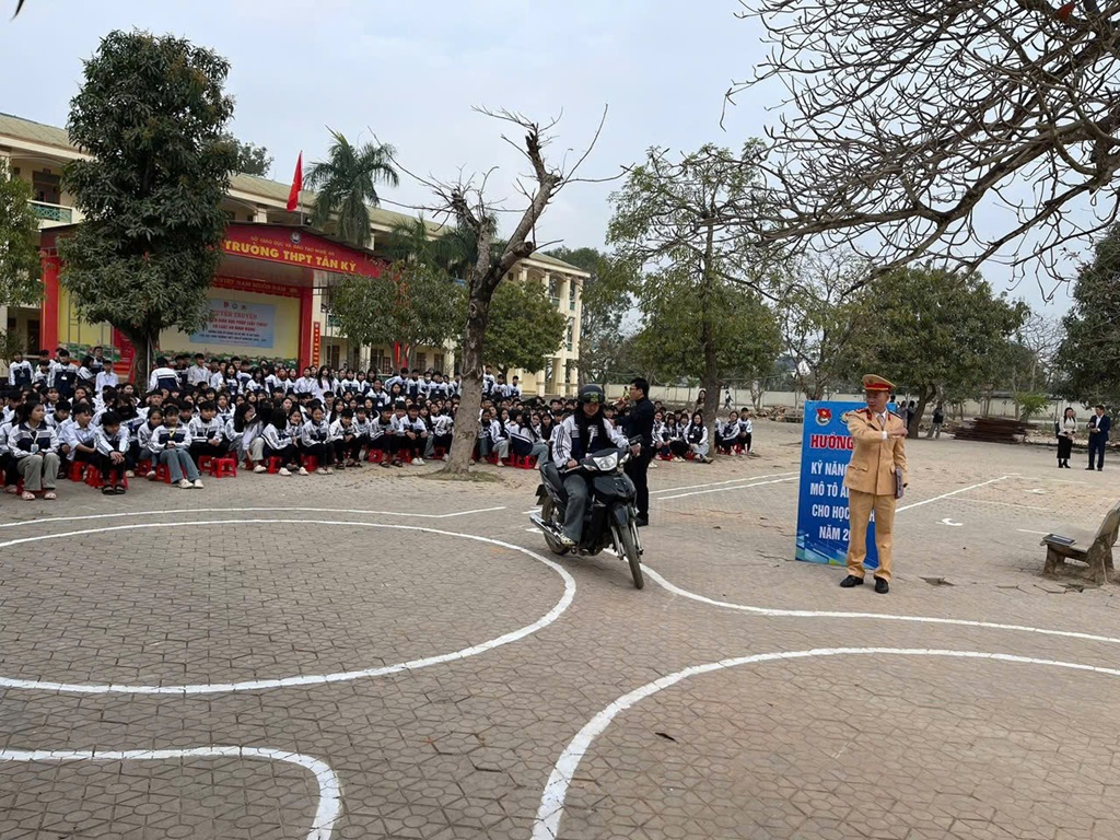 Học sinh được hướng dẫn kỹ năng lái xe mô tô an toàn, cách xử lý một số tình huống thường gặp khi tham gia giao thông