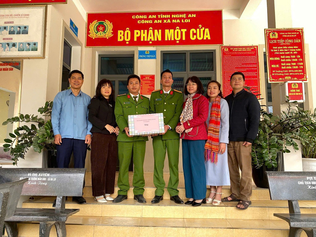 Đoàn công tác thăm hỏi, động viên và tặng quà Công an xã Na Loi