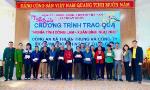 Công an xã Thuần Trung trao tặng quà đến hộ nghèo, hộ cận nghèo