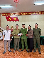 Công an xã Tam Quang thăm hỏi, tặng quà gia đình có hoàn cảnh đặc biệt khó khăn nhân dịp đầu năm mới