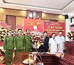 Công an xã Vạn An thăm, chúc mừng Trung tâm Y tế Nam Đàn nhân Ngày Thầy thuốc Việt Nam