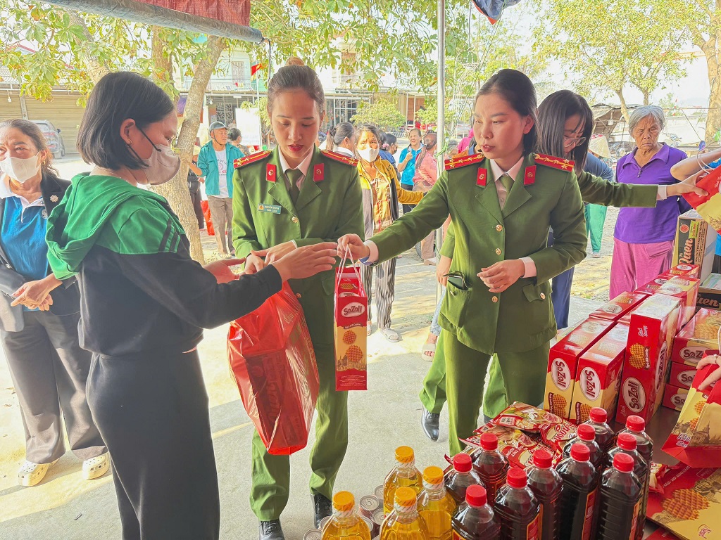 Thông qua “Gian hàng 0 đồng”, Chi hội Công an xã Vạn An tặng người dân nhiều phần quà thiết thực nhân dịp Tết đến Xuân về