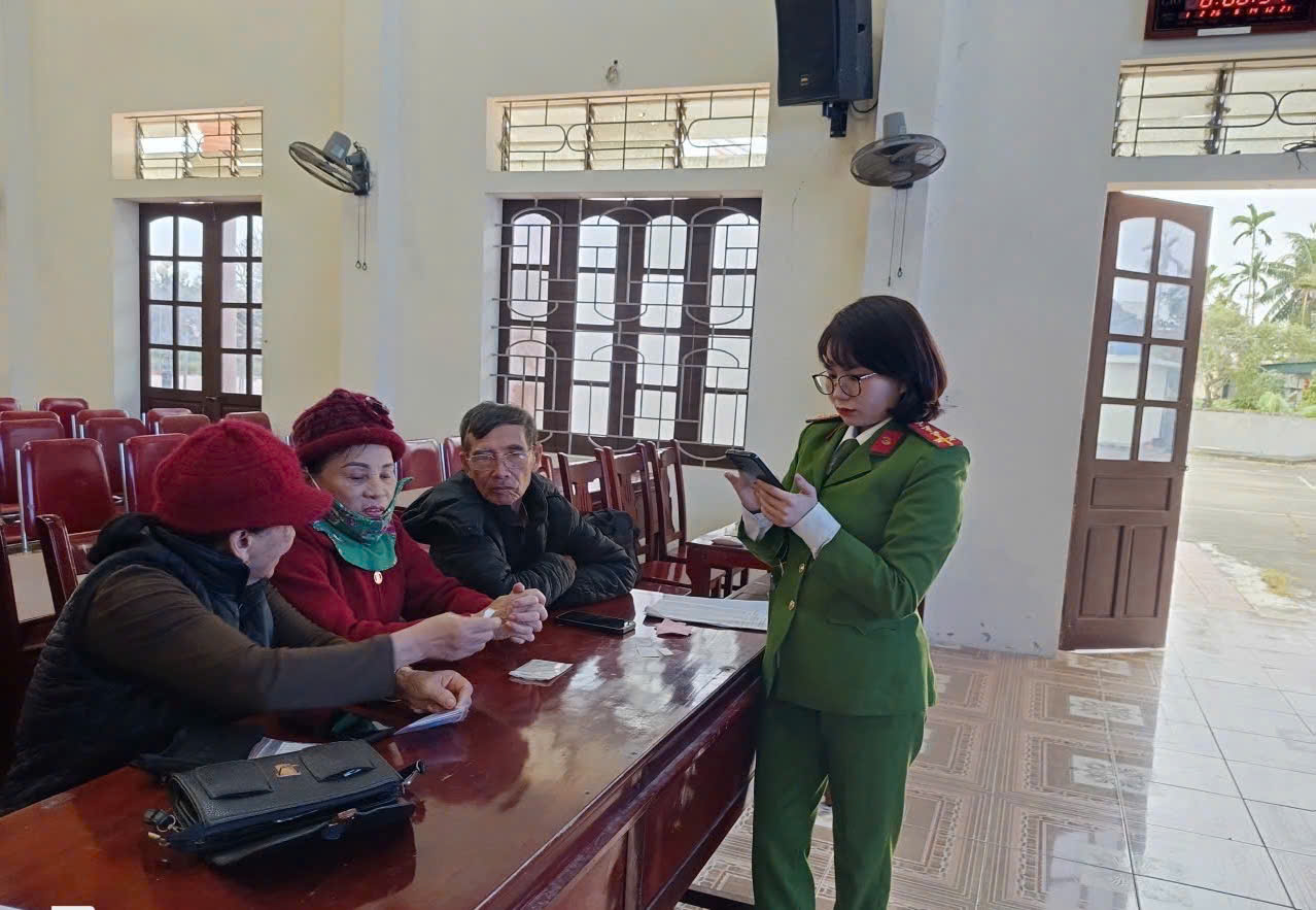 Công an xã hướng dẫn, hỗ trợ người dân