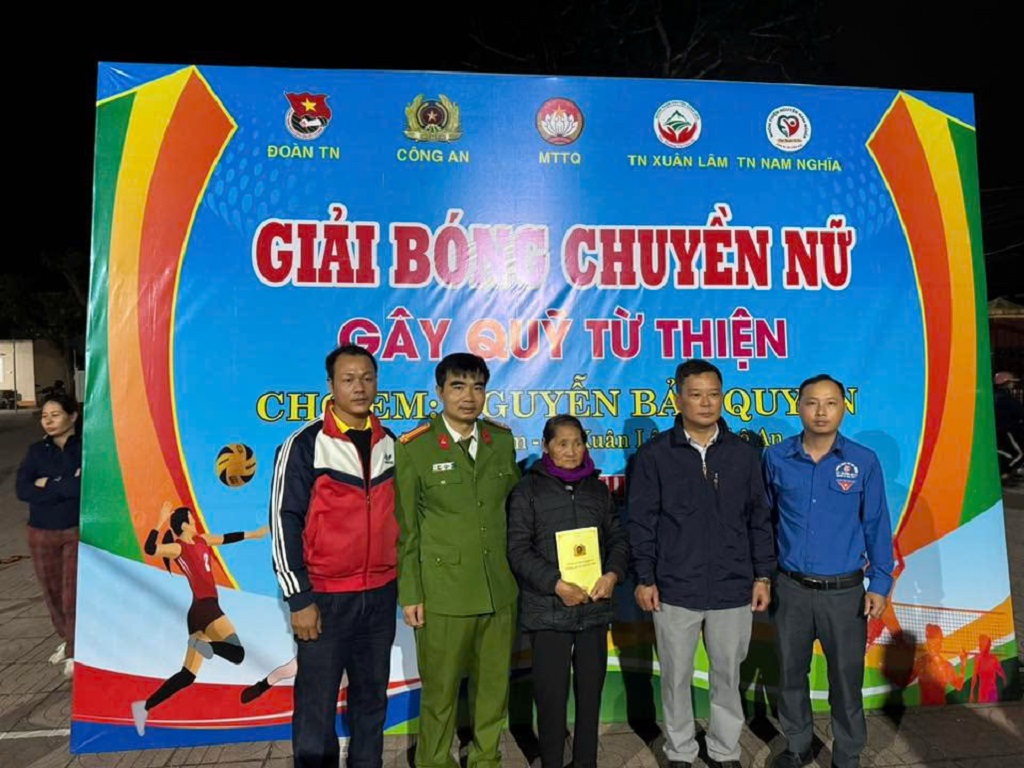 Công an xã Xuân Lâm cùng đơn vị thiện nguyện trao số tiền hơn 67 triệu đồng tặng gia đình em Nguyễn Bảo Quyên