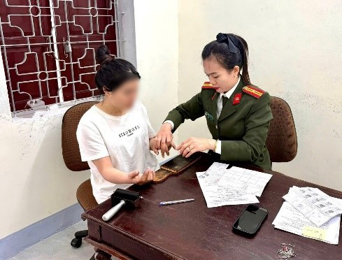 Cán bộ Đội Tàng thư căn cước can phạm thực hiện nhiệm vụ ngoài giờ hành chính