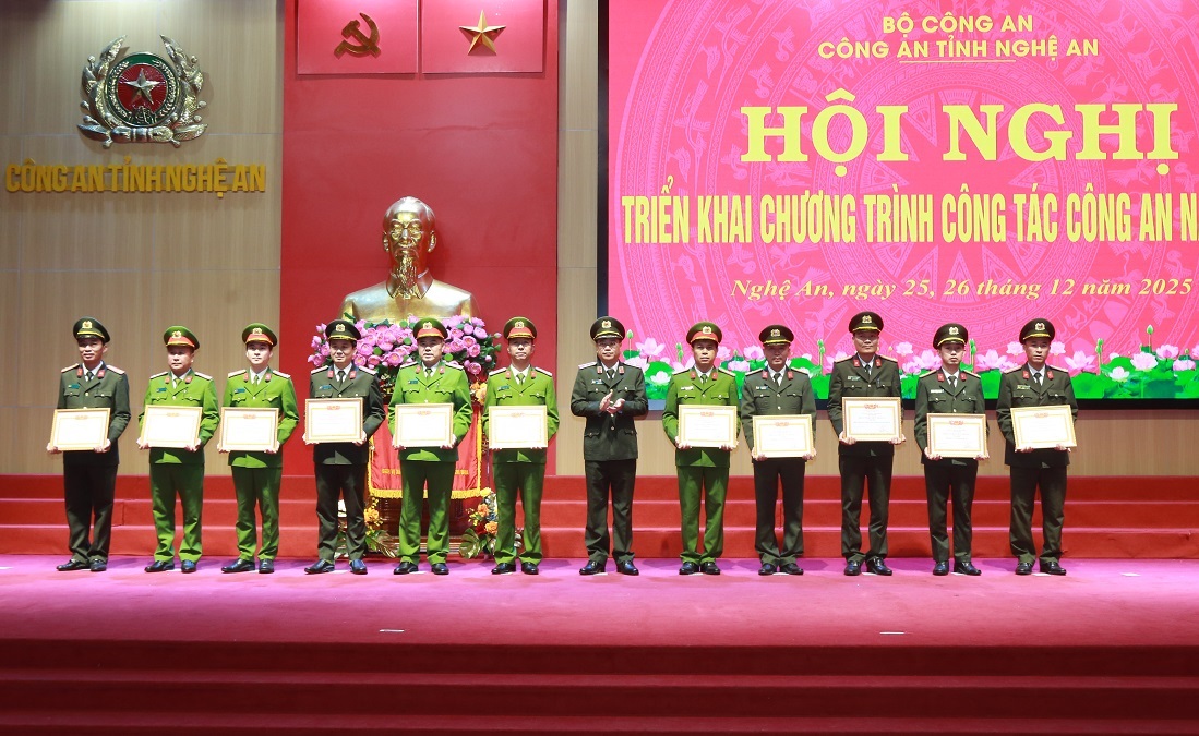 Phòng Hồ sơ nghiệp vụ (ngoài cùng bên trái) nhận khen thưởng của Giám đốc Công an tỉnh tại Hội nghị triển khai chương trình công tác công an năm 2026