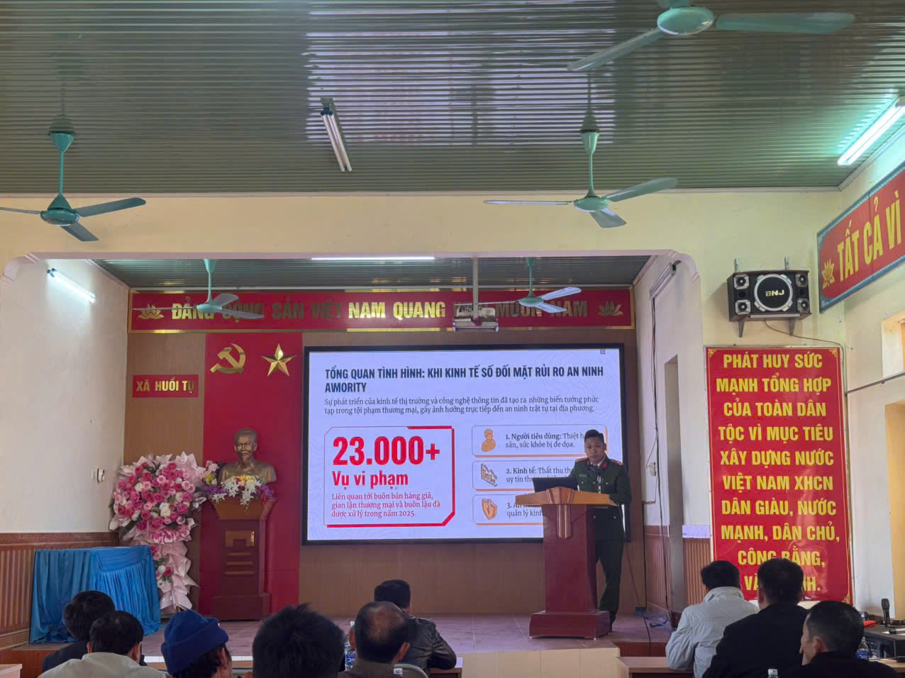 Công an xã tuyên truyền với hình thức trực quan