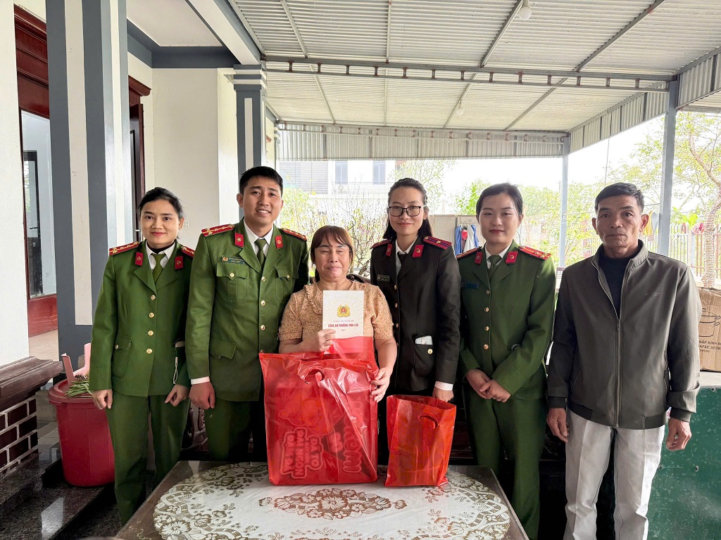 Tặng quà hộ gia đình khó khăn