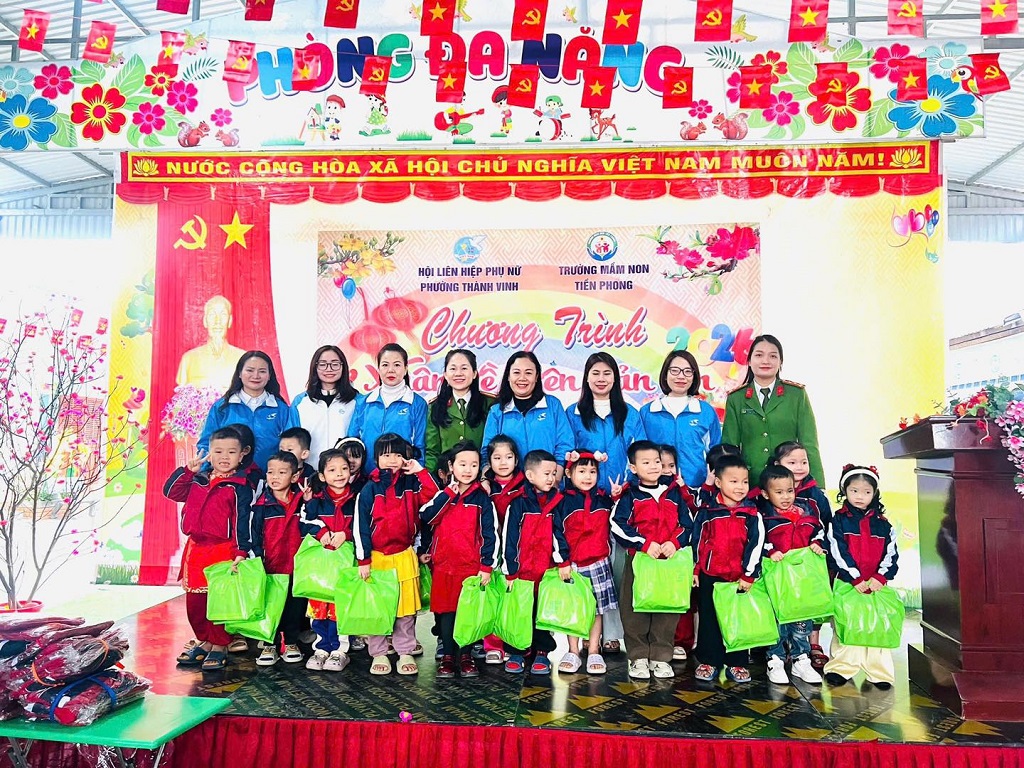 Trao quà tặng học sinh Trường Phổ thông Dân tộc Bán trú Tiểu học Tiền Phong 2 và Trường Mầm non Tiền Phong 