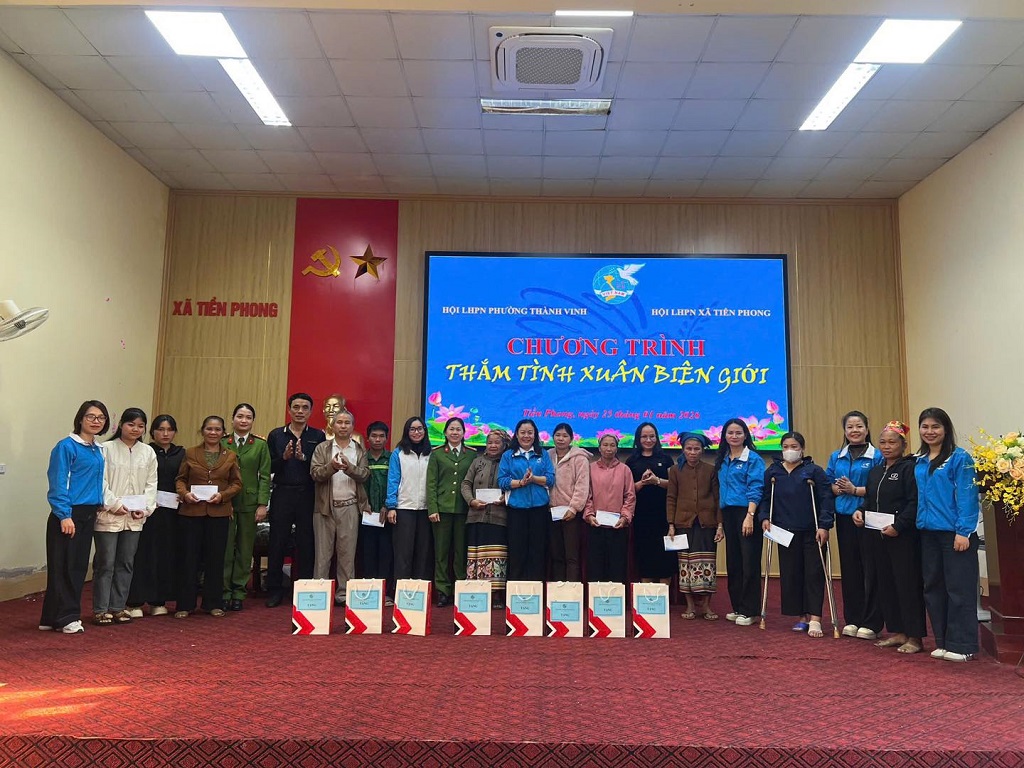 Tặng quà 40 hội viên phụ nữ thuộc diện hộ nghèo, hoàn cảnh khó khăn của xã Tiền Phong 