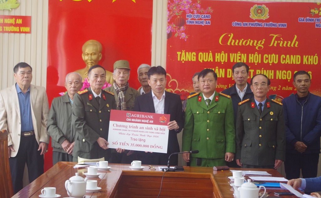 Tặng quà hội viên Hội Cựu CAND tỉnh 