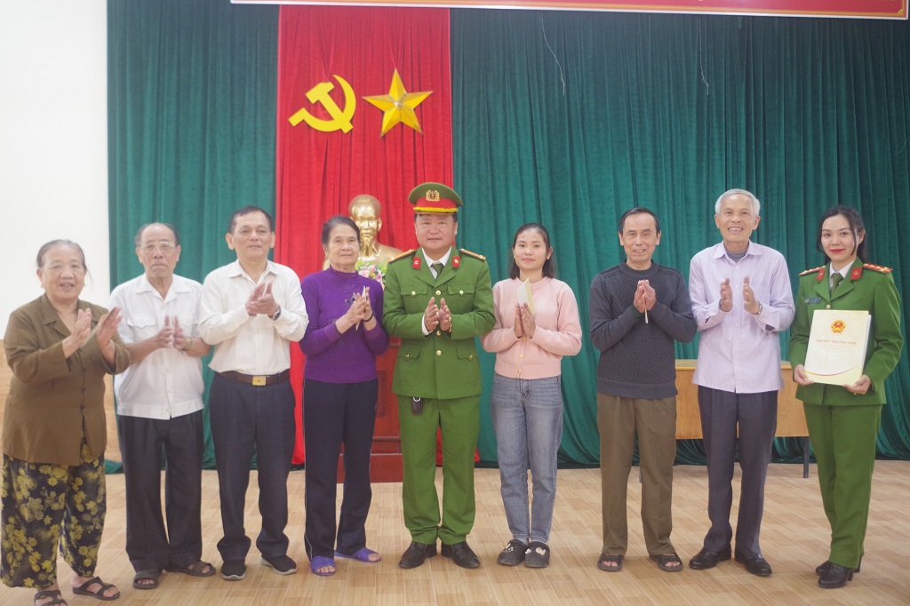 Tặng quà hộ gia đình có hoàn cảnh khó khăn 