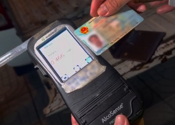 Hình ảnh Tổ công tác đặc biệt đội số 1, Công an Nghệ An kiểm tra lái xe Lê Văn L. (ảnh cắt từ video)