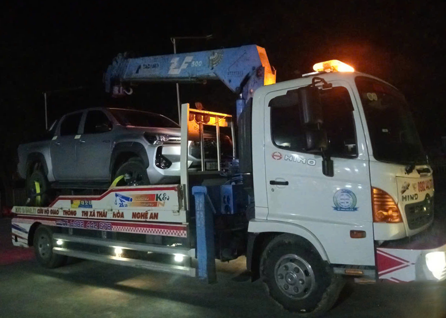 CSGT lập biên bản niêm phong phương tiện, chở về nơi tạm giữ