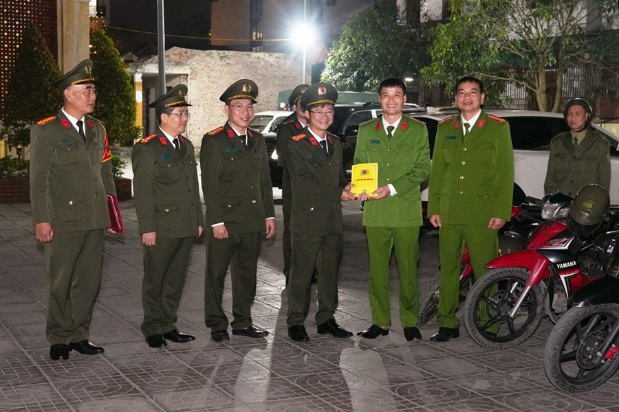 Đồng chí Đại tá Trần Ngọc Tuấn, Phó Giám đốc Công an tỉnh chúc Tết đảng viên cán bộ, chiến sĩ Công an phường Trường Vinh