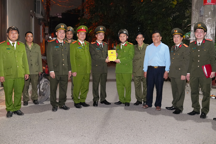 Đồng chí Đại tá Trần Ngọc Tuấn, Phó Giám đốc Công an tỉnh chúc Tết đảng viên cán bộ, chiến sĩ Công an phường Thành Vinh