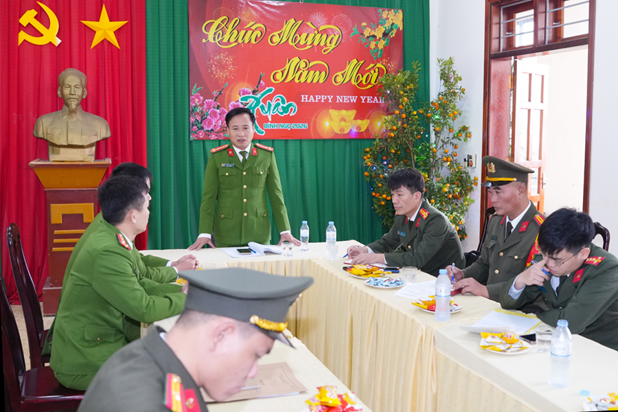 Đồng chí Đại tá Nguyễn Duy Thanh, Ủy viên Ban Thường vụ Đảng ủy, Phó Giám đốc Công an tỉnh đến thăm, chúc Tết và kiểm tra công tác ứng trực tại Công an xã Đại Huệ