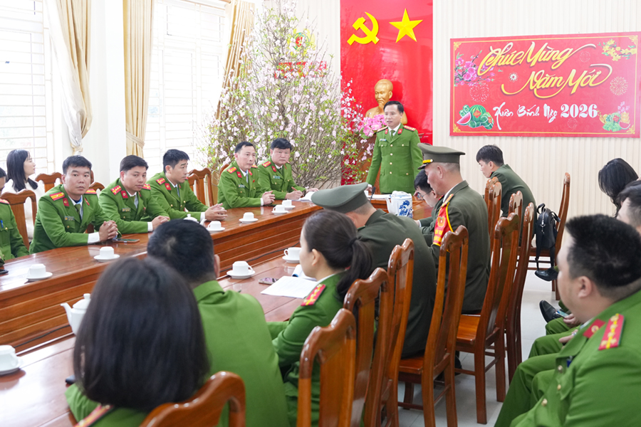 Đồng chí Đại tá Nguyễn Duy Thanh, Ủy viên Ban Thường vụ Đảng ủy, Phó Giám đốc Công an tỉnh đến thăm, chúc Tết và kiểm tra công tác ứng trực tại Công an phường Trường Vinh