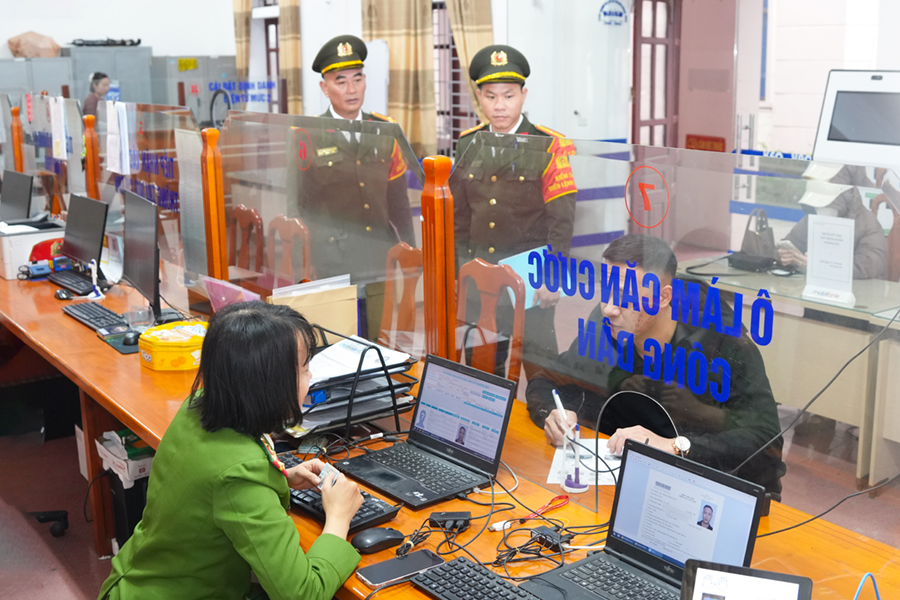 Kiểm tra công tác ứng trực tại bộ phận tiếp dân Công an phường Thành Vinh