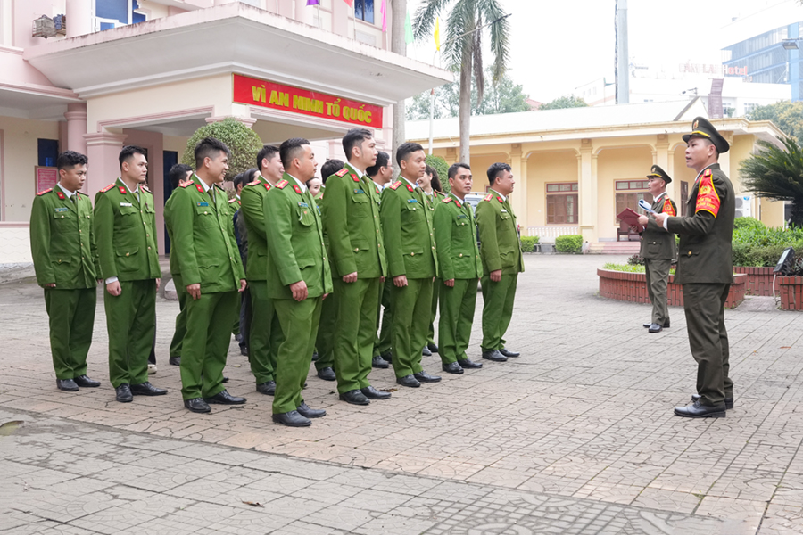 Điểm danh quân số trực tại Công an phường Thành Vinh