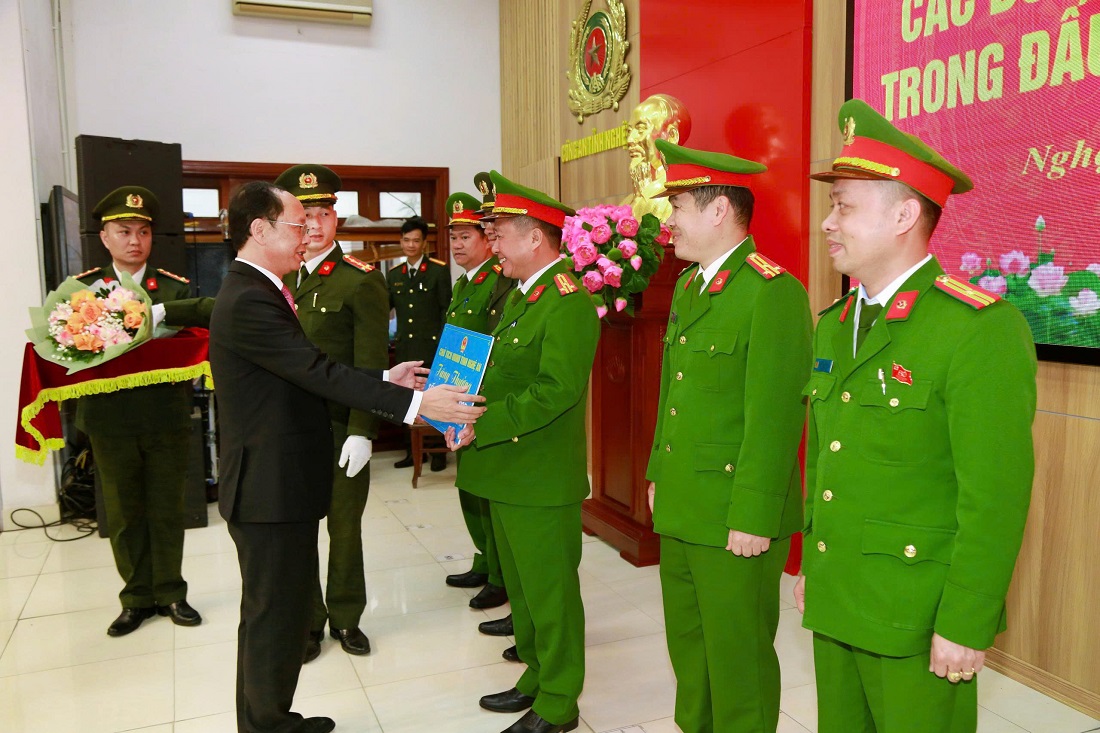 Đồng chí Bùi Thanh An - Ủy viên Ban Thường vụ Tỉnh ủy, Phó Chủ tịch Thường trực UBND tỉnh trao thưởng cho Ban chuyên án