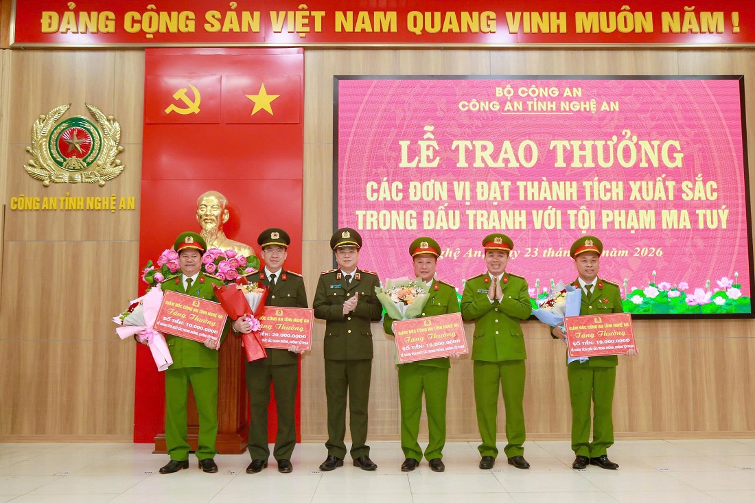 Đồng chí Thiếu tướng Đinh Việt Dũng - Ủy viên Ban Thường vụ Tỉnh ủy, Bí thư Đảng ủy, Giám đốc Công an tỉnh trao thưởng cho Ban chuyên án