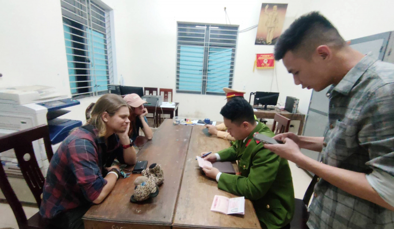 Công an xã Mường Xén trao đổi, hướng dẫn thủ tục cần thiết