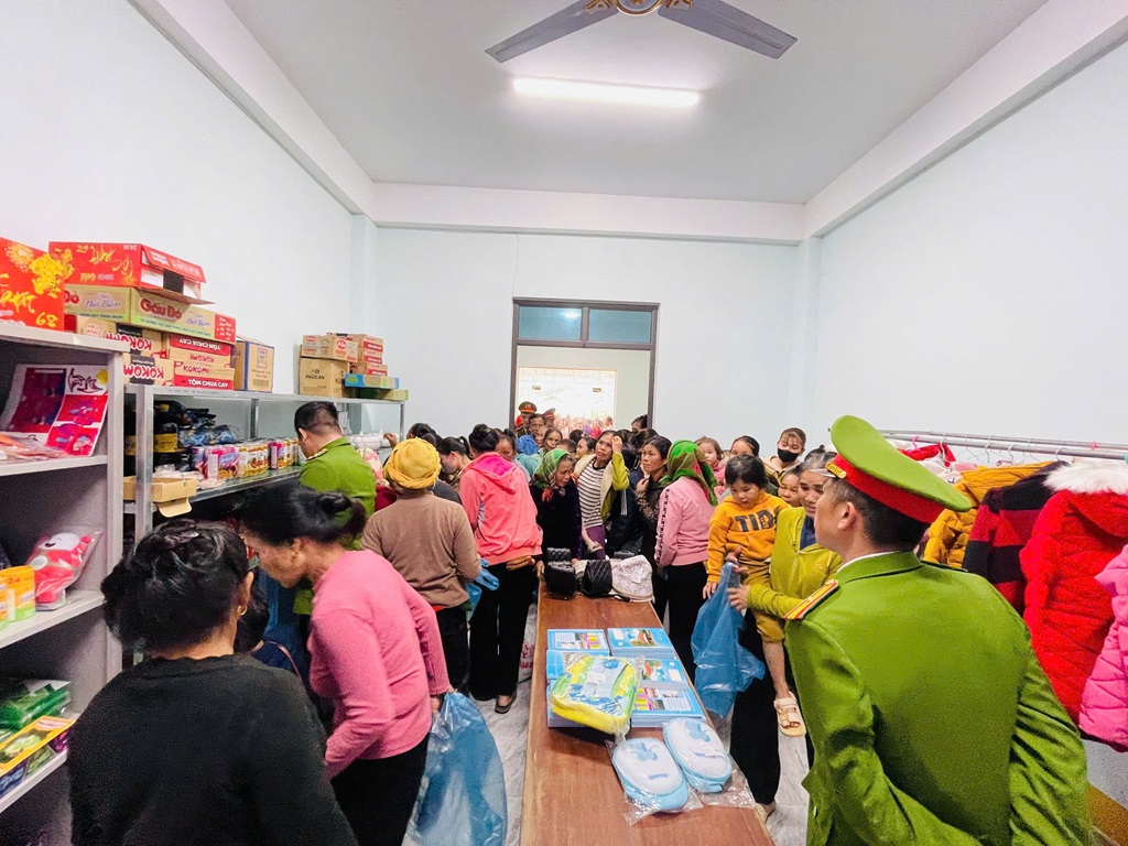 Mô hình “Gian hàng 0 đồng” góp phần sẻ chia khó khăn của người dân