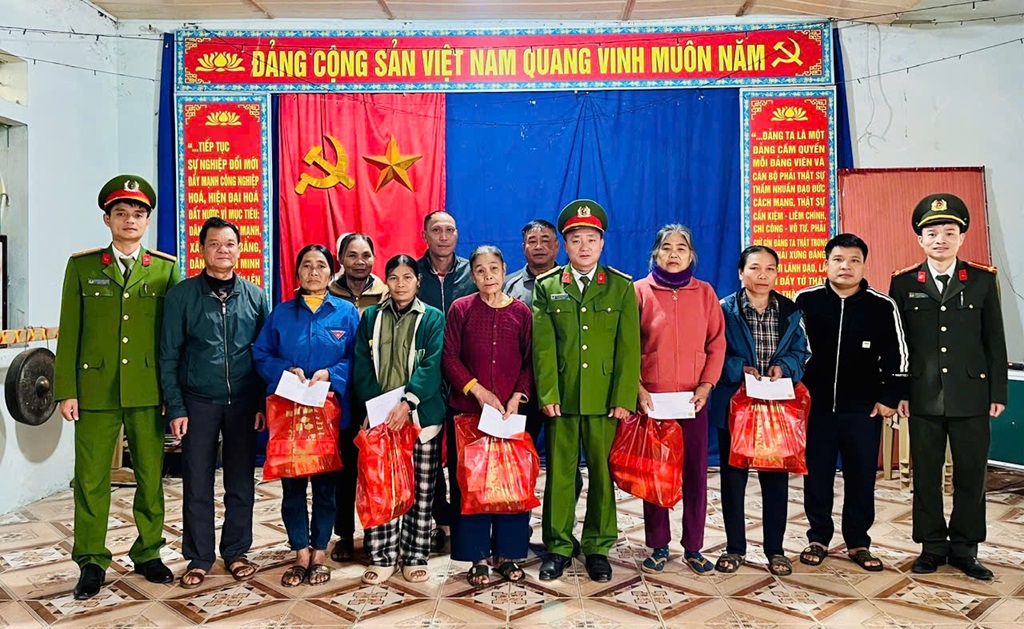 Công an xã Tiên Đồng trao quà tặng hộ nghèo, hộ có hoàn cảnh khó khăn