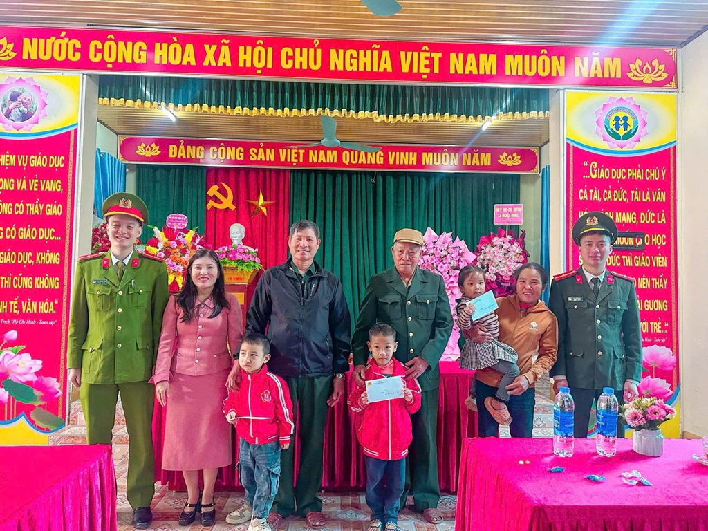 Công an xã Nghĩa Đồng trao quà tặng trẻ em có hoàn cảnh khó khăn