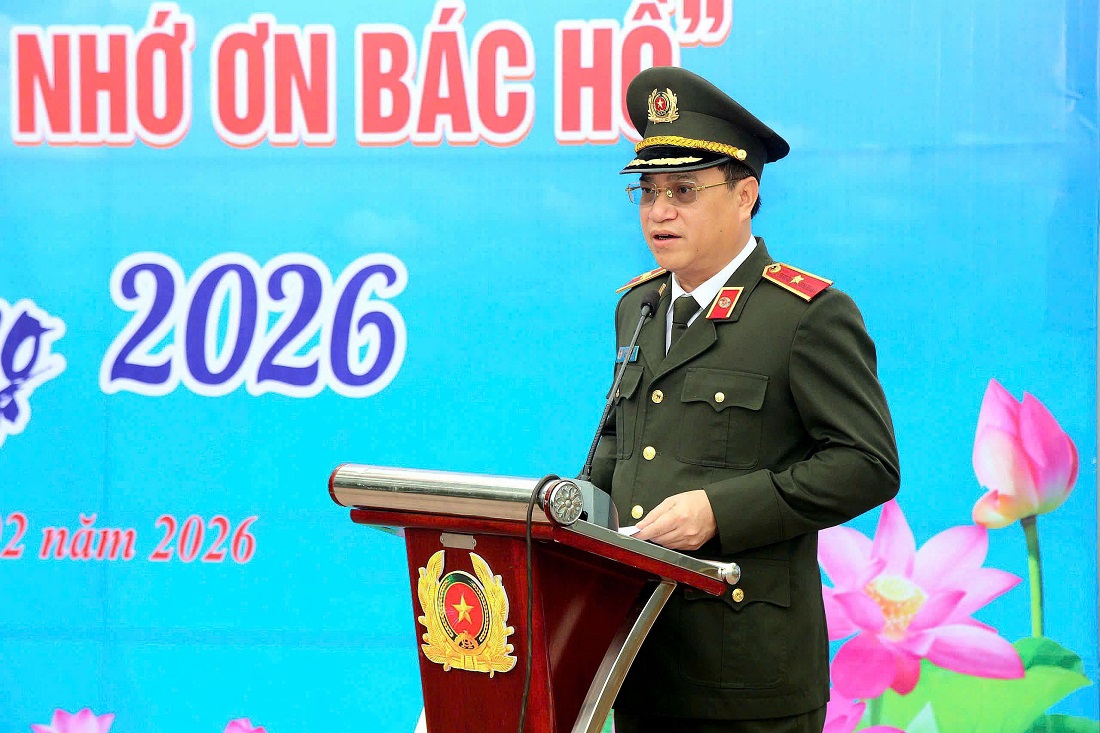 Đồng chí Thiếu tướng Đinh Việt Dũng, Ủy viên Ban Thường vụ Tỉnh ủy, Bí thư Đảng ủy, Giám đốc Công an tỉnh phát biểu tại buổi lễ