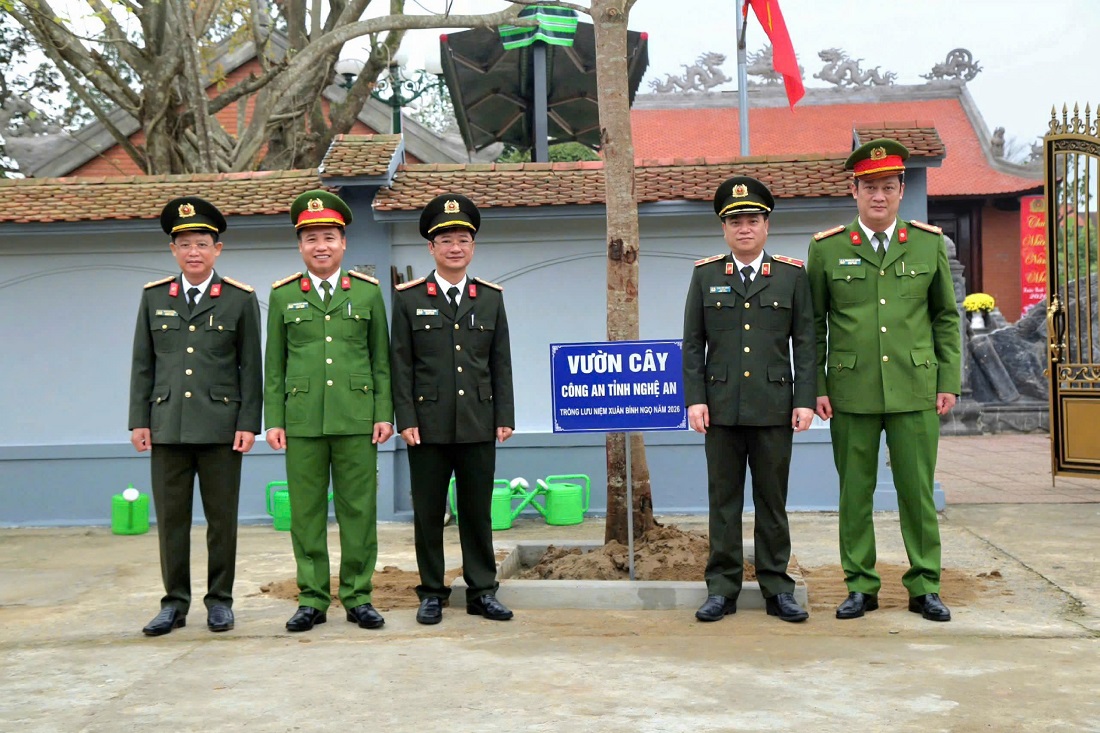 Các đồng chí Lãnh đạo Công an tỉnh và cán bộ, chiến sĩ tham gia trồng cây tại Nhà tưởng niệm đồng chí Trần Quốc Hoàn