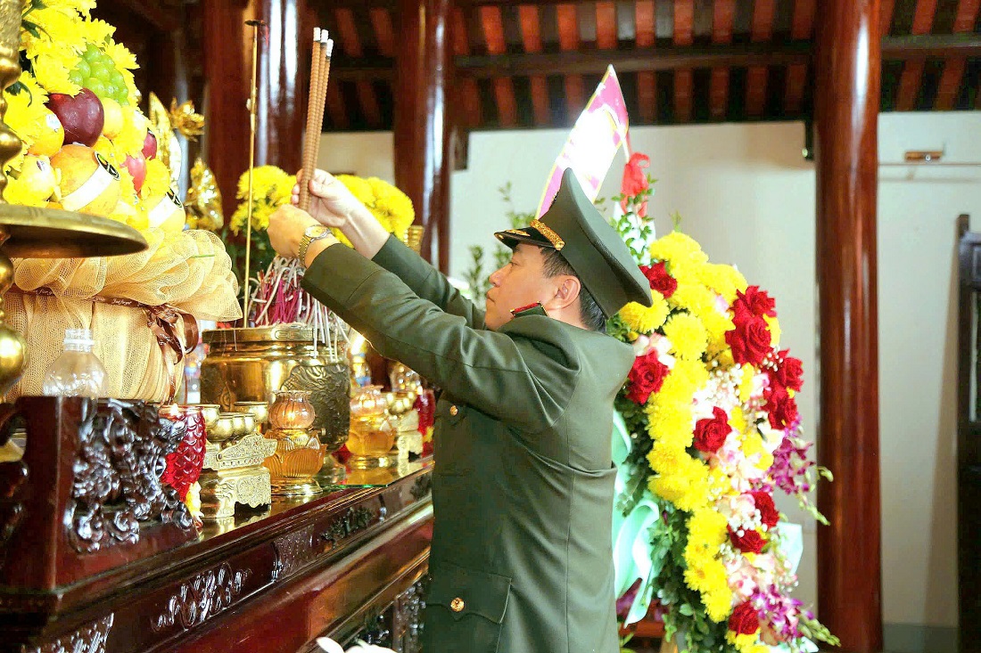 Đồng chí Thiếu tướng Đinh Việt Dũng, Ủy viên Ban Thường vụ Tỉnh ủy, Bí thư Đảng ủy, Giám đốc Công an tỉnh dâng hoa, dâng hương tưởng niệm đồng chí Trần Quốc Hoàn