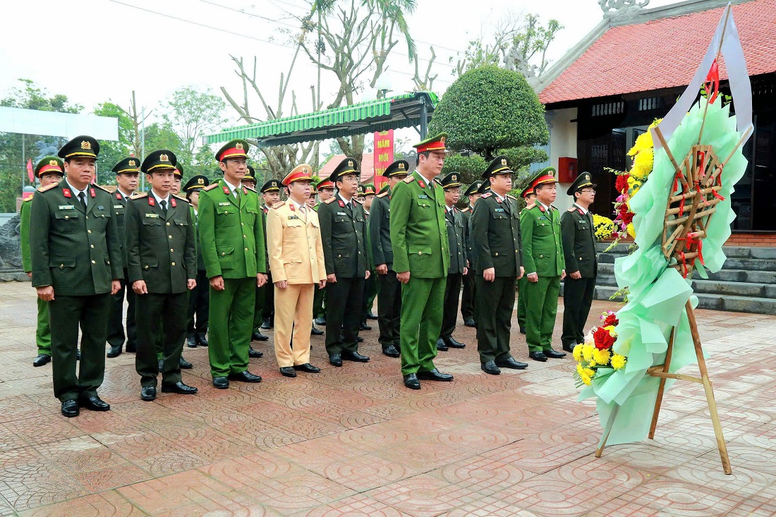 Đoàn đại biểu Công an tỉnh tưởng niệm công lao to lớn của đồng chí Trần Quốc Hoàn