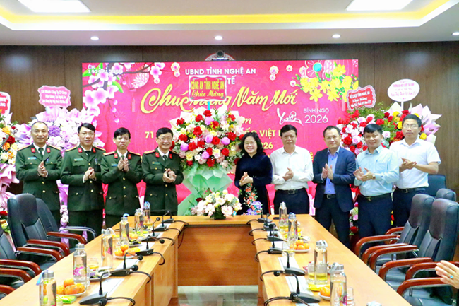 Đồng chí Đại tá Trần Ngọc Tuấn - Phó Giám đốc Công an tỉnh chúc mừng Sở Y tế Nghệ An