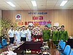 Công an xã Đông Hiếu chúc mừng cơ sở khám chữa bệnh nhân Ngày Thầy thuốc Việt Nam