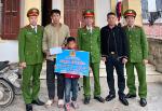 Công an xã Hùng Châu hỗ trợ trẻ em có hoàn cảnh khó khăn