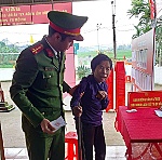 Công an xã Cát Ngạn hỗ trợ người dân tham gia bầu cử