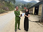 Na Ngoi: Công an xã trao trả điện thoại bị đánh rơi cho người dân