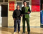 Công an xã Mường Lống tiếp nhận súng do người dân tự nguyện giao nộp