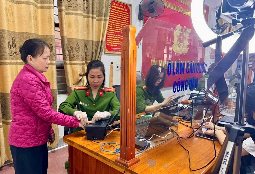 Bộ phận một cửa Công an phường Thành Vinh tích cực hỗ trợ công dân, tạo điều kiện thuận lợi cho cử tri trước ngày bầu cử