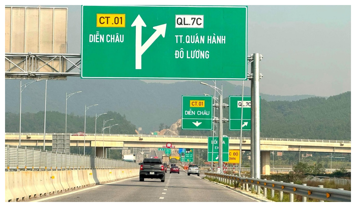 Người điều khiển phương tiện tham gia giao thông trên cao tốc phải tuân thủ quy tắc nào?