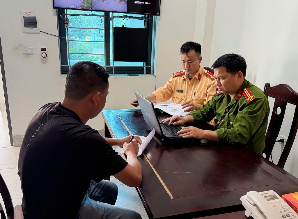 Làm rõ vụ việc chủ xe bán tải cản trở giao thông