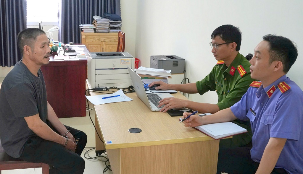 Khởi tố đối tượng sử dụng búa chống người thi hành công vụ