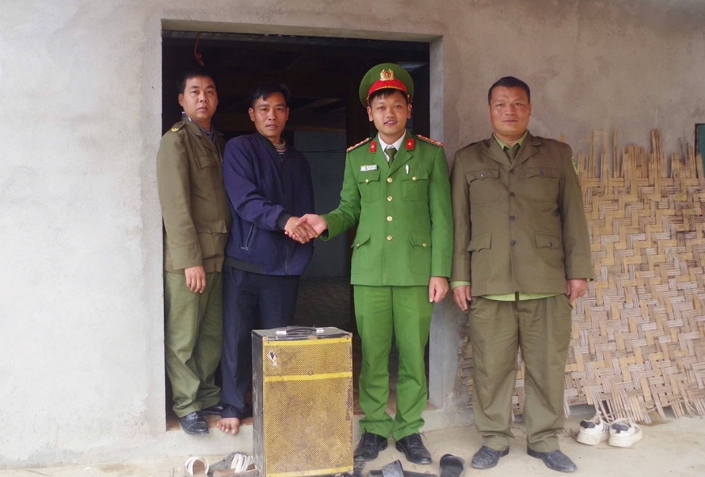 Công an xã Nậm Cắn tuyên truyền pháp luật về kinh doanh âm thanh kakraoke di động