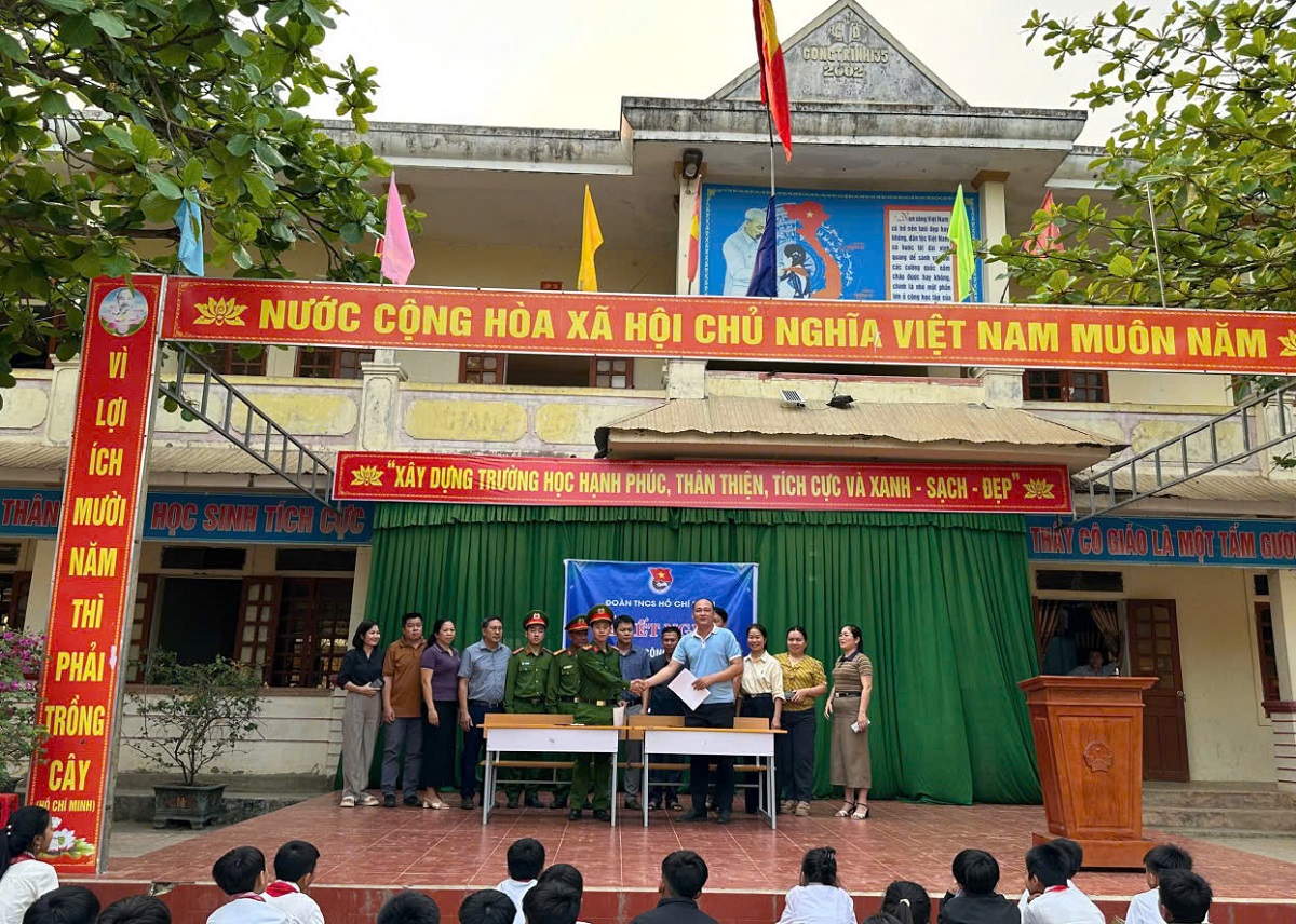 Công an xã Hữu Kiệm tổ chức lễ kết nghĩa với Trường PTDTBT THCS Hữu Kiệm – chung tay xây dựng môi trường học đường an toàn