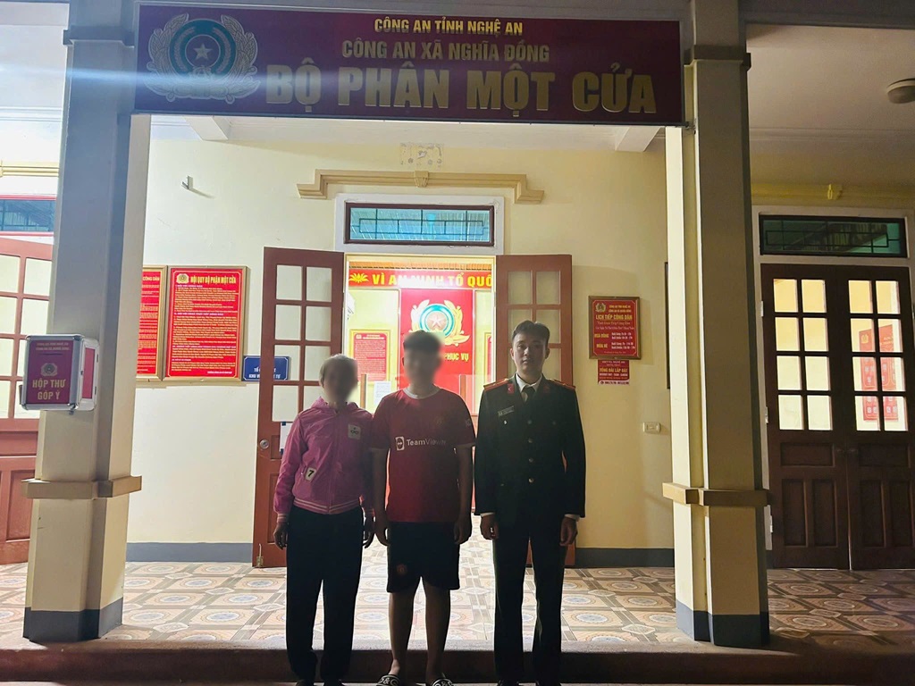 Công an xã Nghĩa Đồng bàn giao cháu Ng.H.C về với gia đình