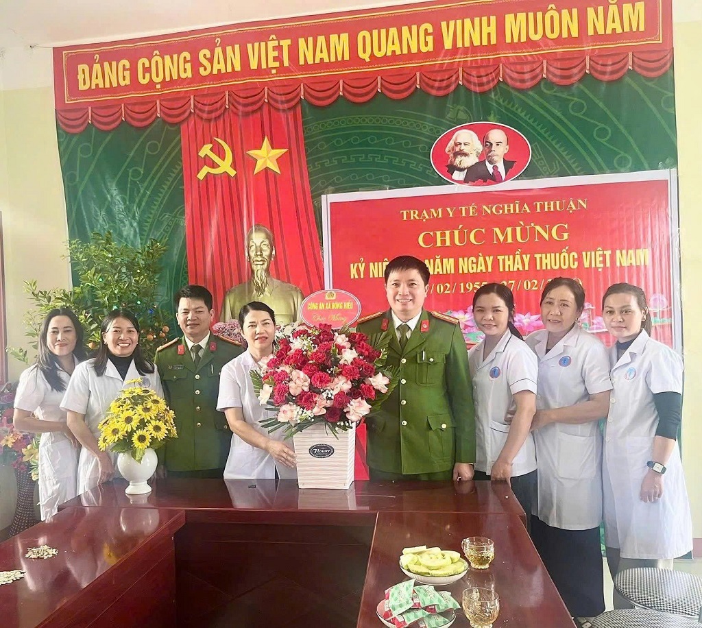 Công an xã Đông Hiếu chúc mừng cơ sở khám chữa bệnh nhân Ngày Thầy thuốc Việt Nam