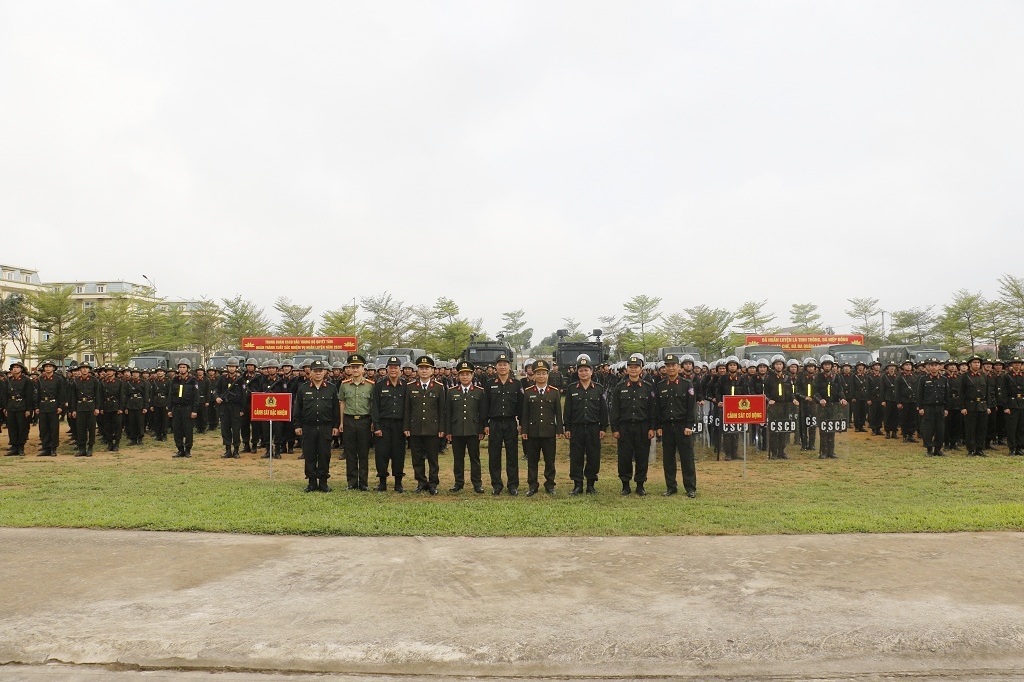   Đồng chí Trung đoàn trưởng động viên chiến sĩ tham gia khóa huấn luyện đợt này