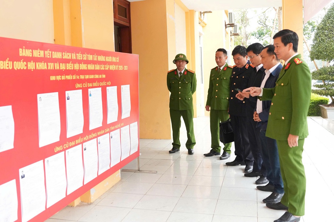 Trại Tạm giam Công an tỉnh phối hợp với đại diện Viện kiểm sát nhân dân tỉnh cùng cấp ủy, chính quyền phường Vinh Hưng tổ chức kiểm tra công tác chuẩn bị bầu cử, rà soát điều kiện cần thiết nhằm bảo đảm ngày bầu cử diễn ra an toàn, nghiêm túc và đúng quy định của pháp luật